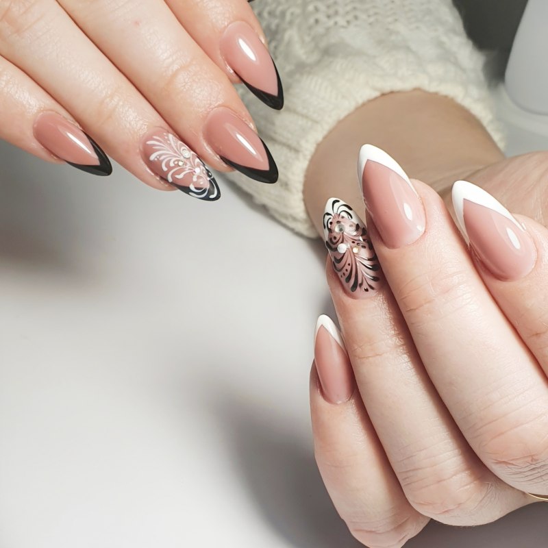 Весенний нюдовый маникюр на миндаль