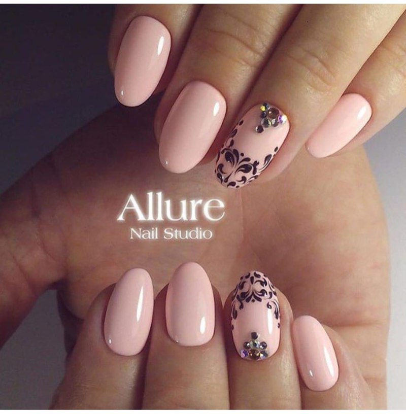 Нюдовый маникюр с наклейками 2020