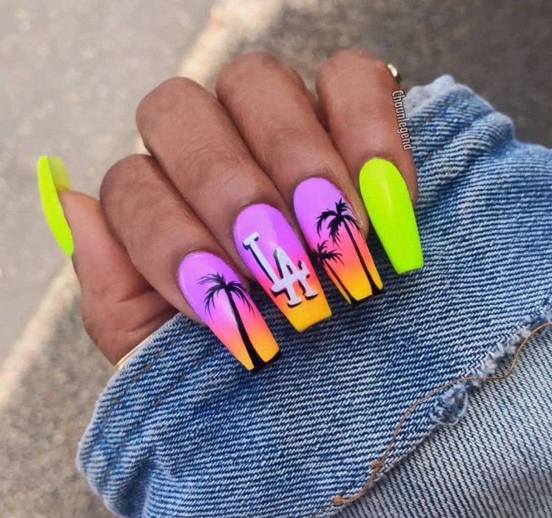 Яркие ногти с пальмами