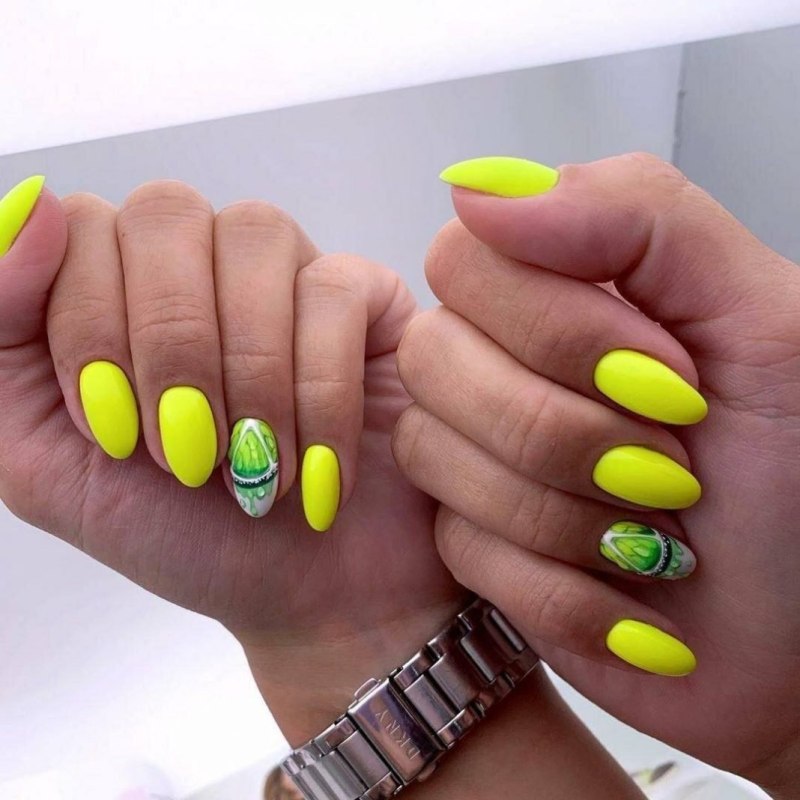 Ногти с разноцветными полосками