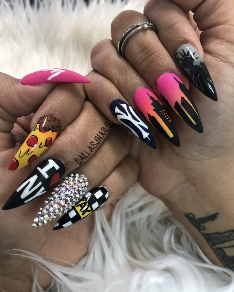 Яркий маникюр для подростков