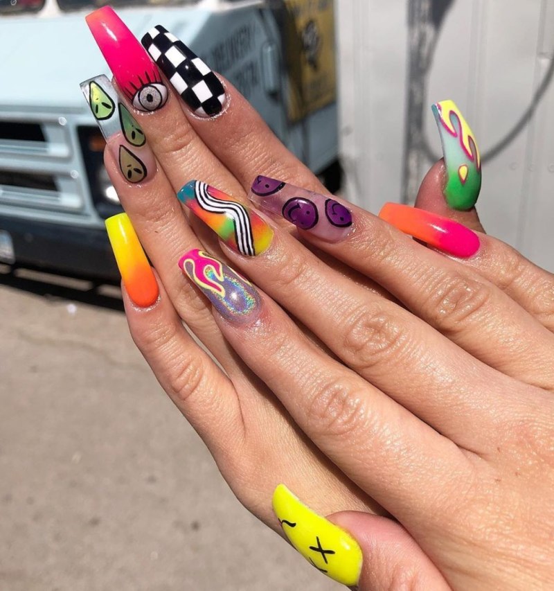 Разноцветные длинные ногти