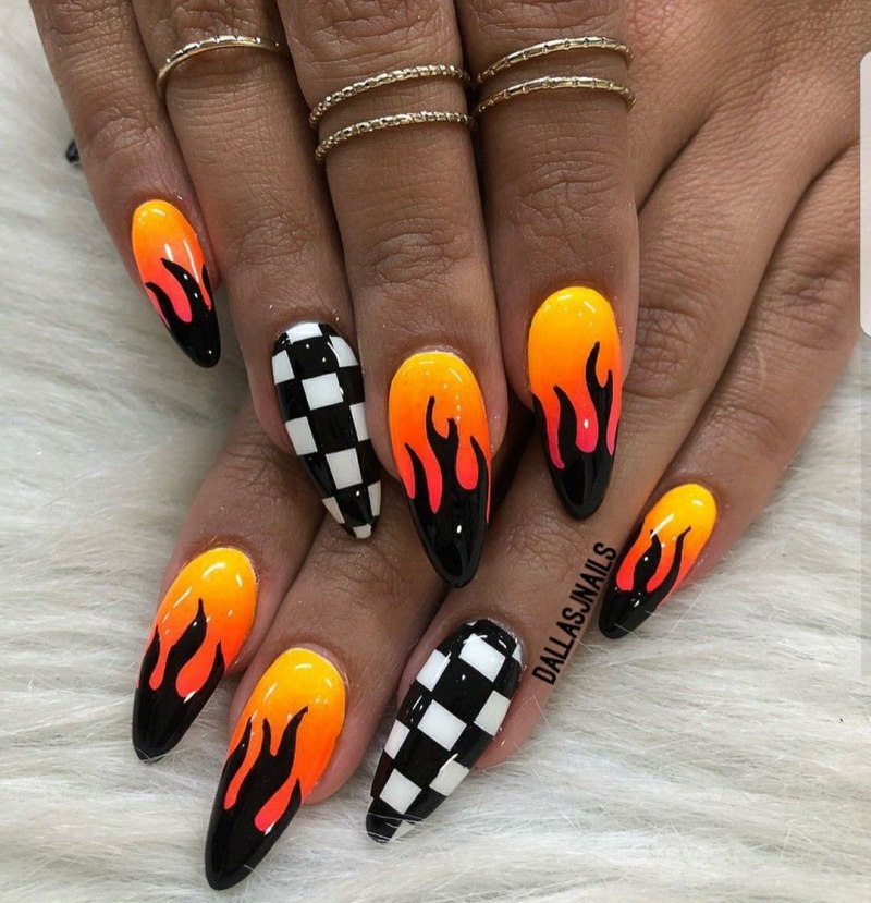 Оригинальный яркий маникюр