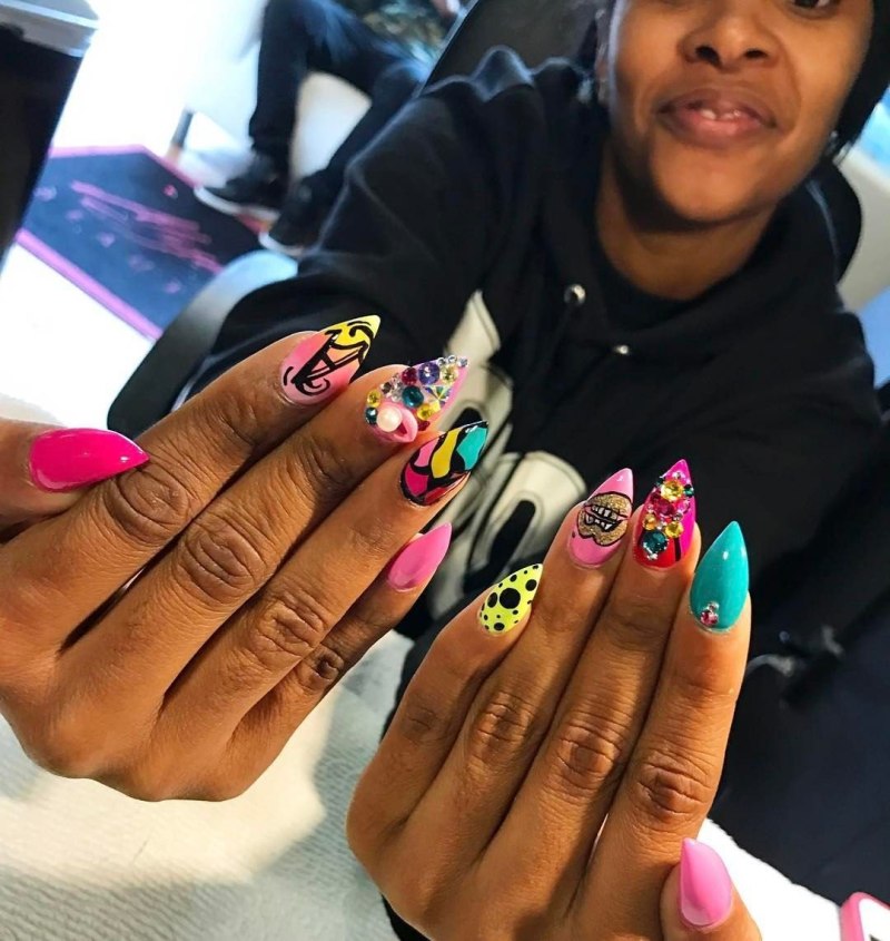 Яркий маникюр