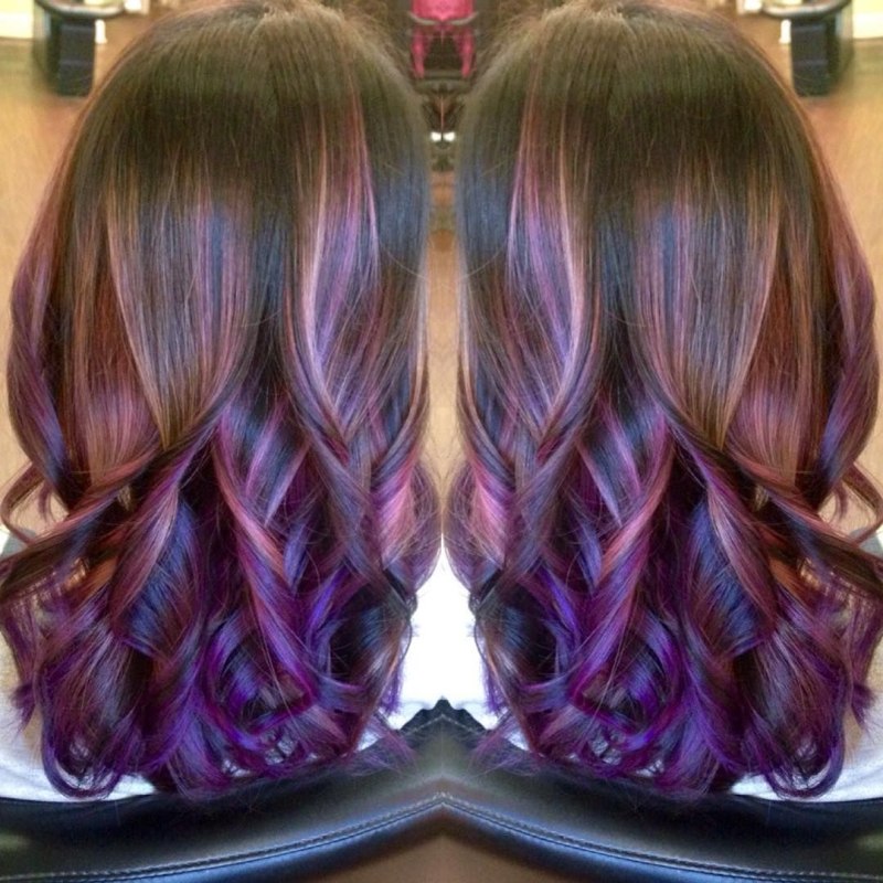 Фиолетовые пряди на шоколадных волосах