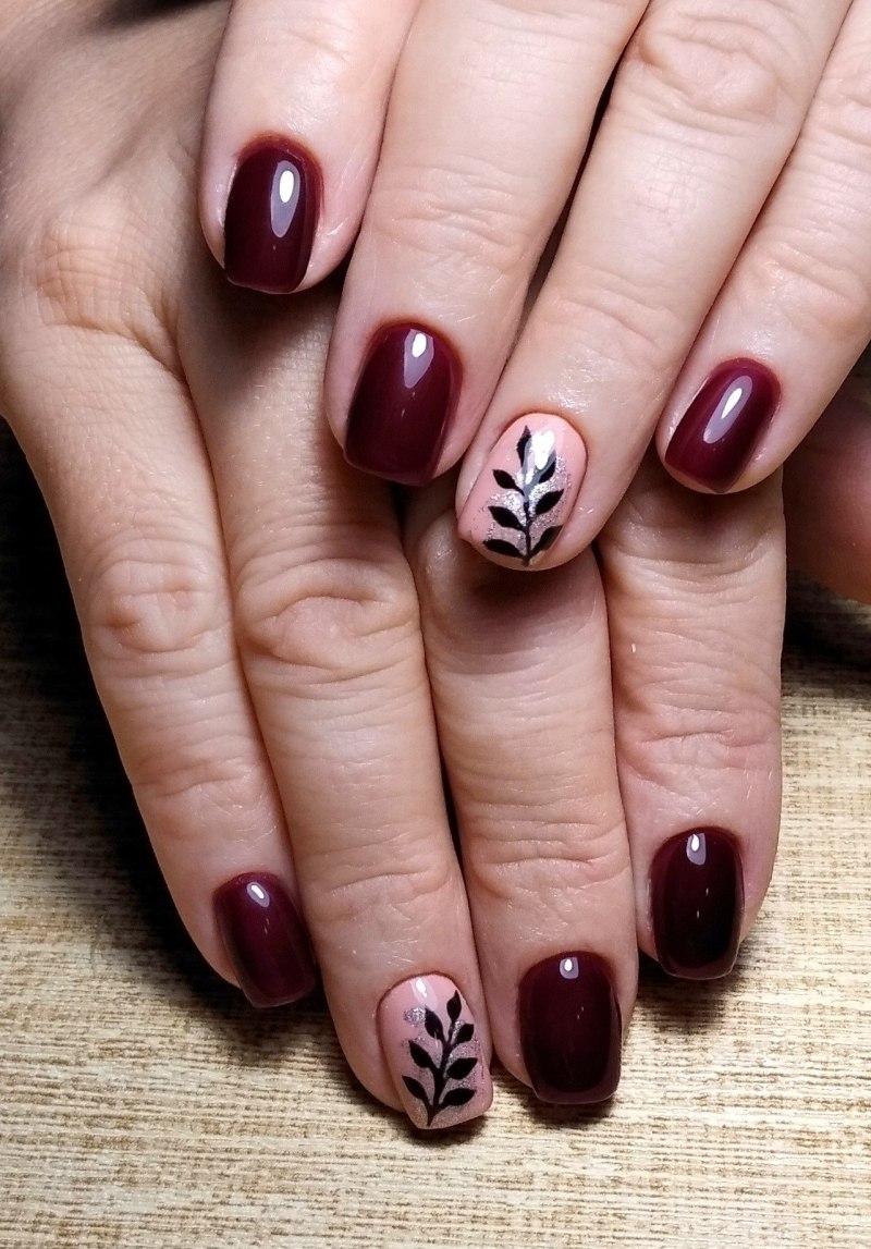Прозрачный маникюр с листочками бордовый