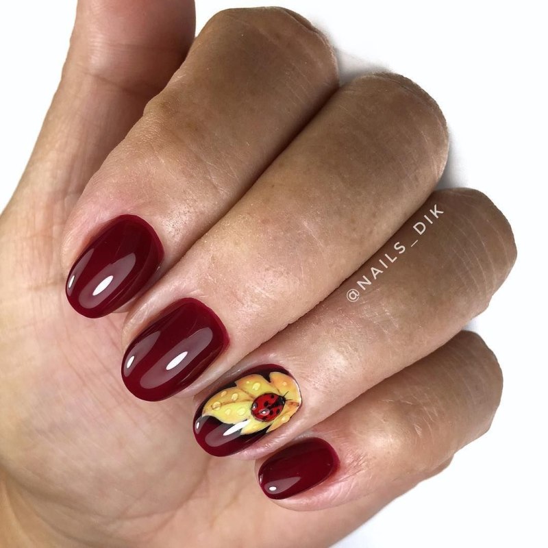 Маникюр с желудями осенний