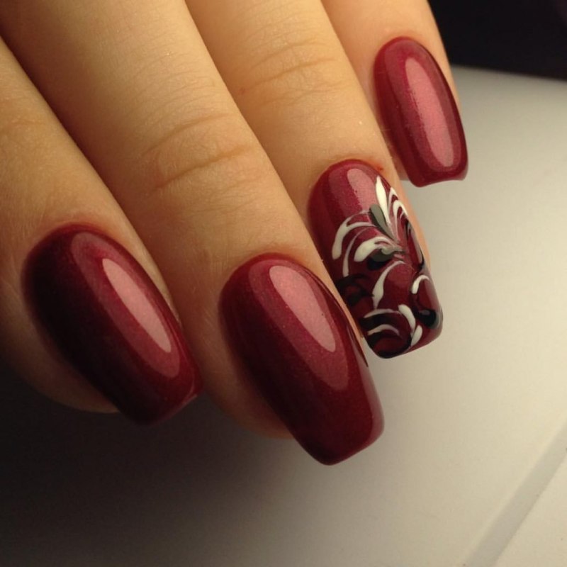 Осенний маникюр бордовый