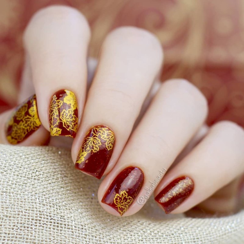 Бордовые ногти с веточкой