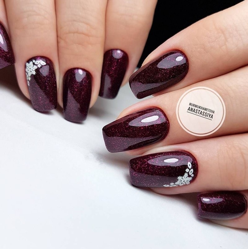 Бордовый маникюр со слайдерами
