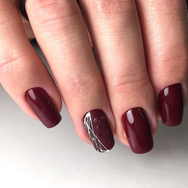 Бордовый маникюр с веточкой