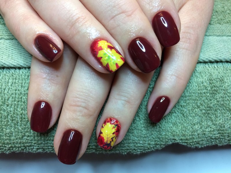 Ногти бордовые с желтым