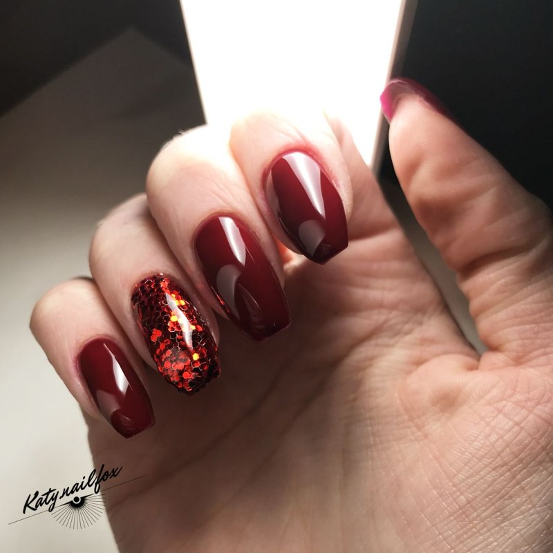 Коричневый маникюр с цветами