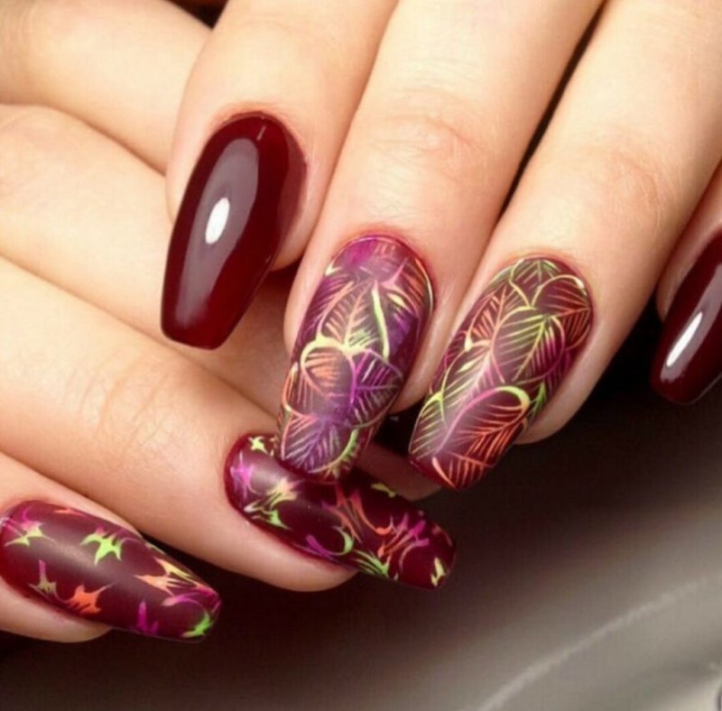 Бордовый маникюр с веточкой