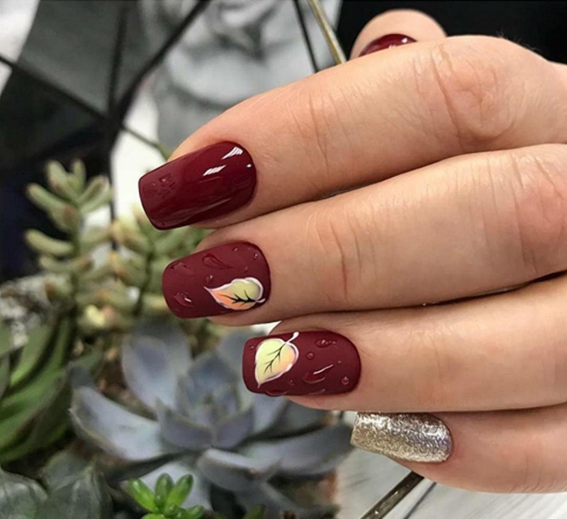 Осенний маникюр с бордовым цветом и лист