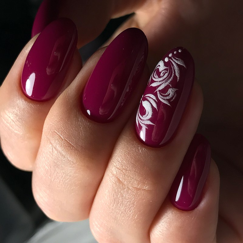 Ногти бордовые с листочками осенними