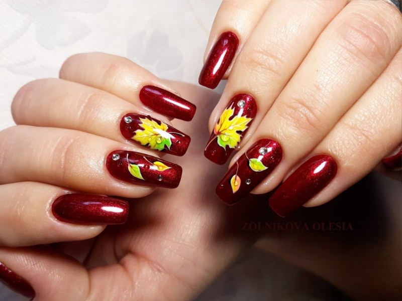 Бордовый маникюр с осенними листьями