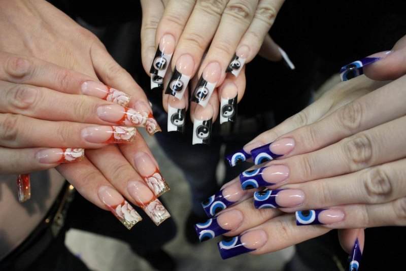 Маникюр нюд с блестками френч