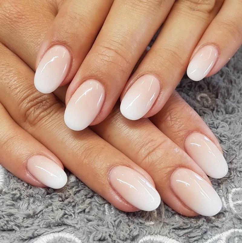 Молочный маникюр омбре
