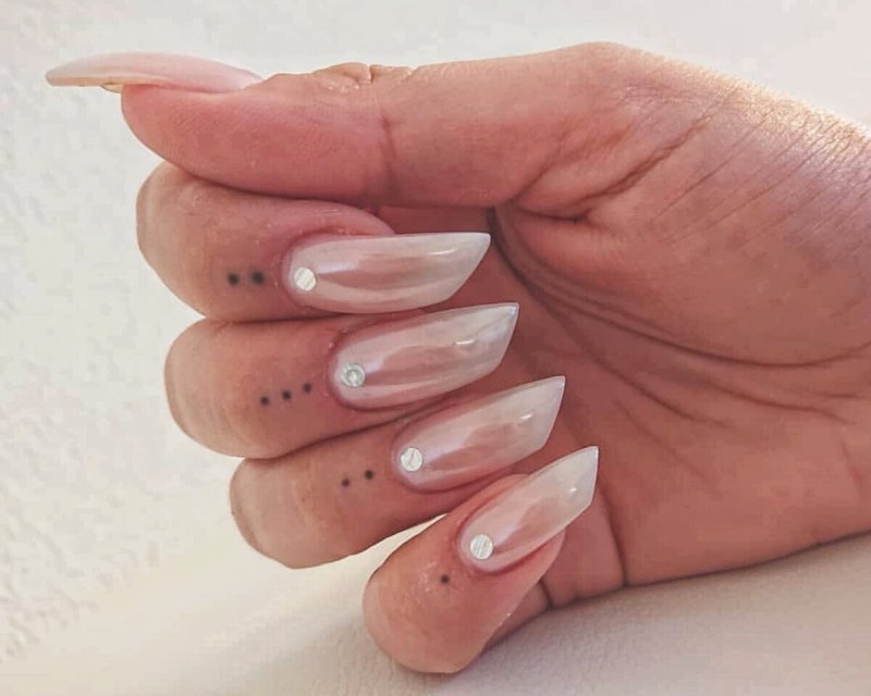 Маникюр на скошенную форму