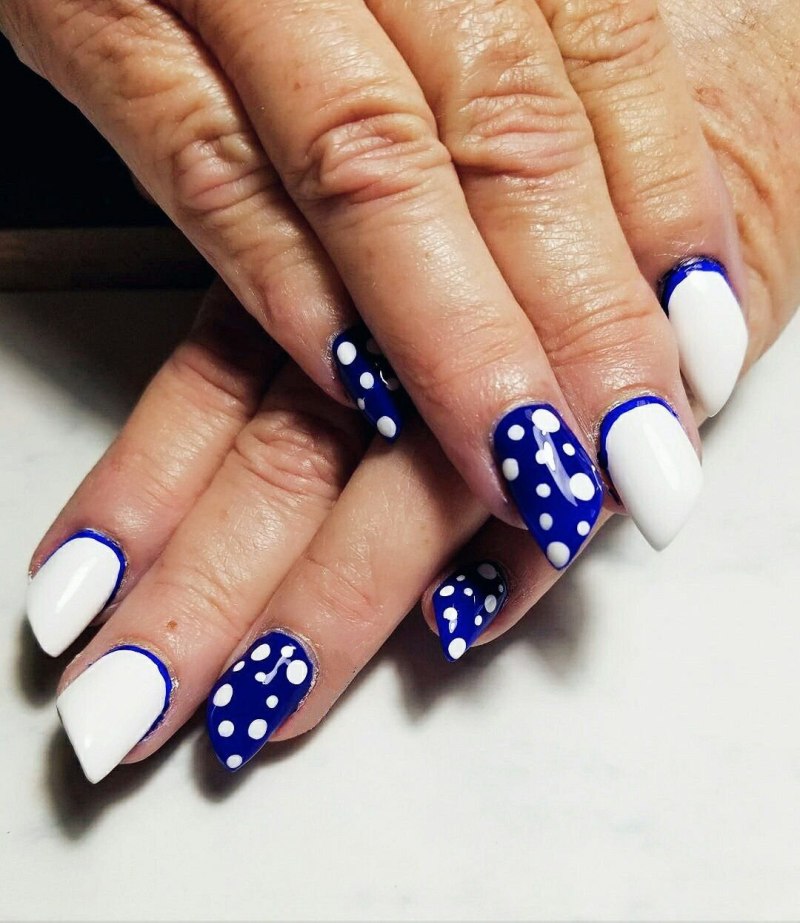 Бордовый френч на ногтях