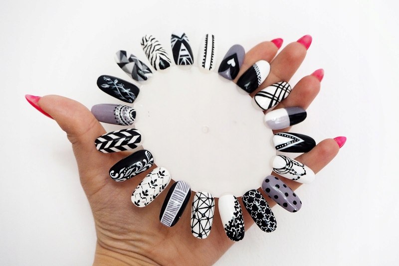 Маникюр с трафаретами