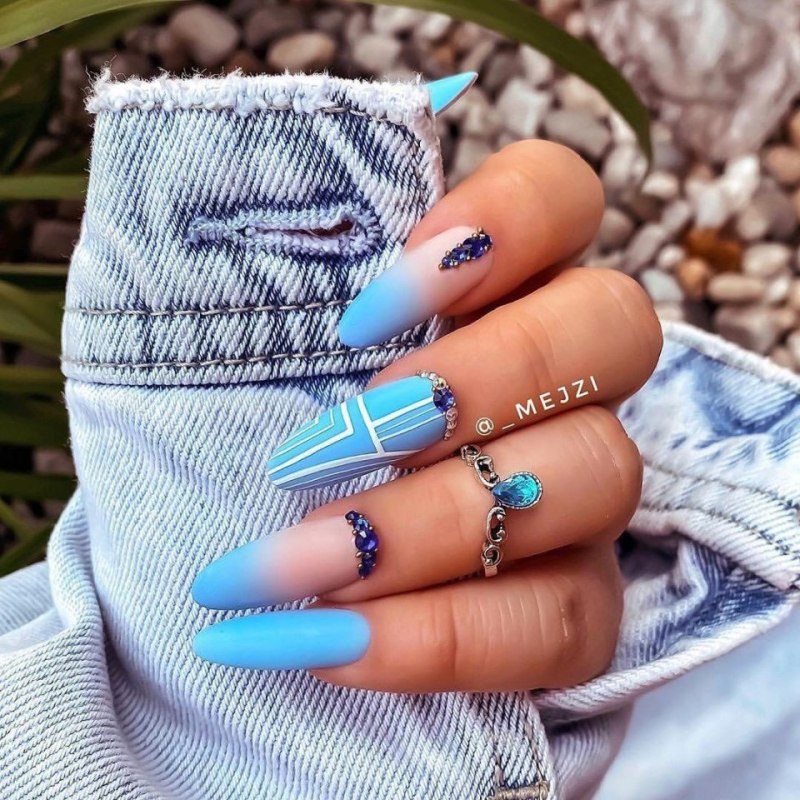Маникюр в голубых тонах на длинные ногти