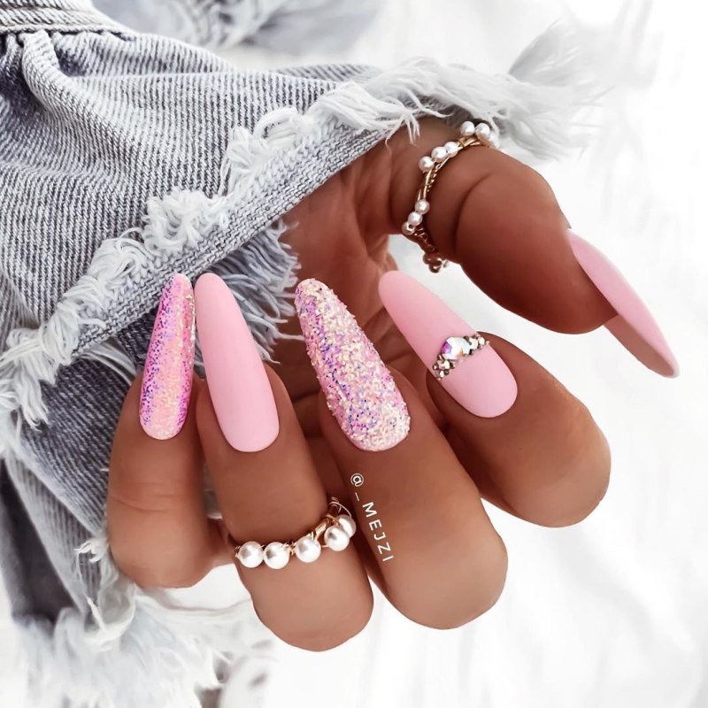 Длинные розовые ногти