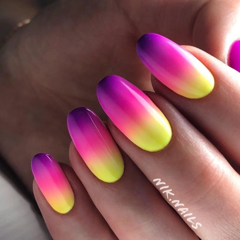 Маникюр омбре яркий