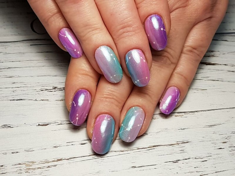 Маникюр с растяжкой цвета на короткие ногти