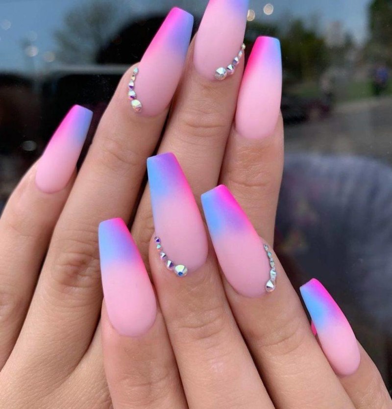 Мерлин Найлз маникюр