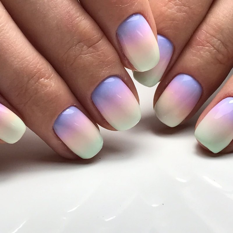 Розовоголубоц маникюр