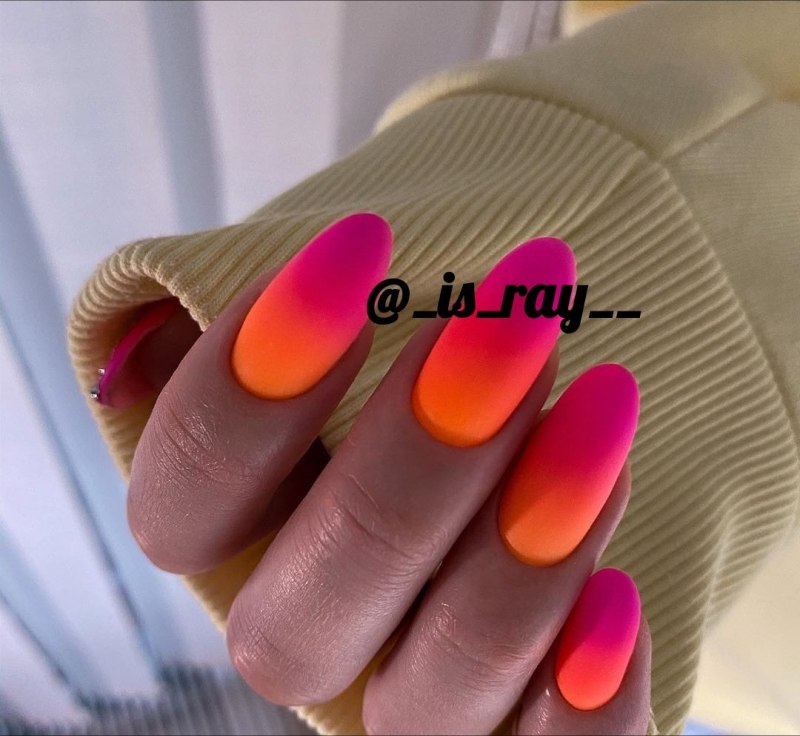 Серо-розовый маникюр