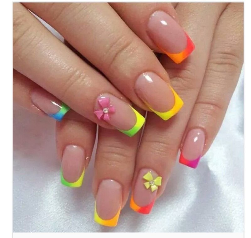 Яркий френч на ногтях