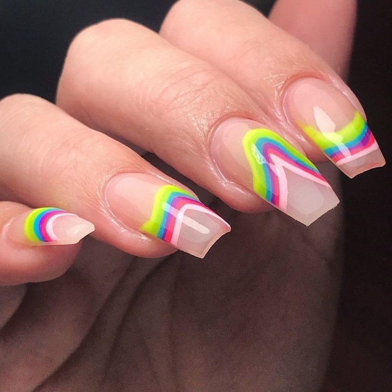 Маникюр с ярким акцентом