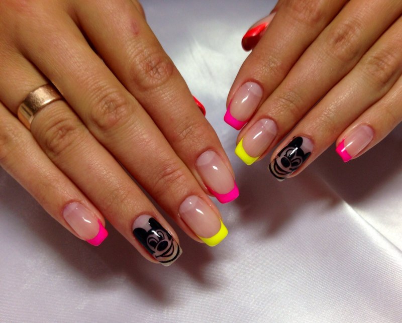 Летний яркий френч молочный