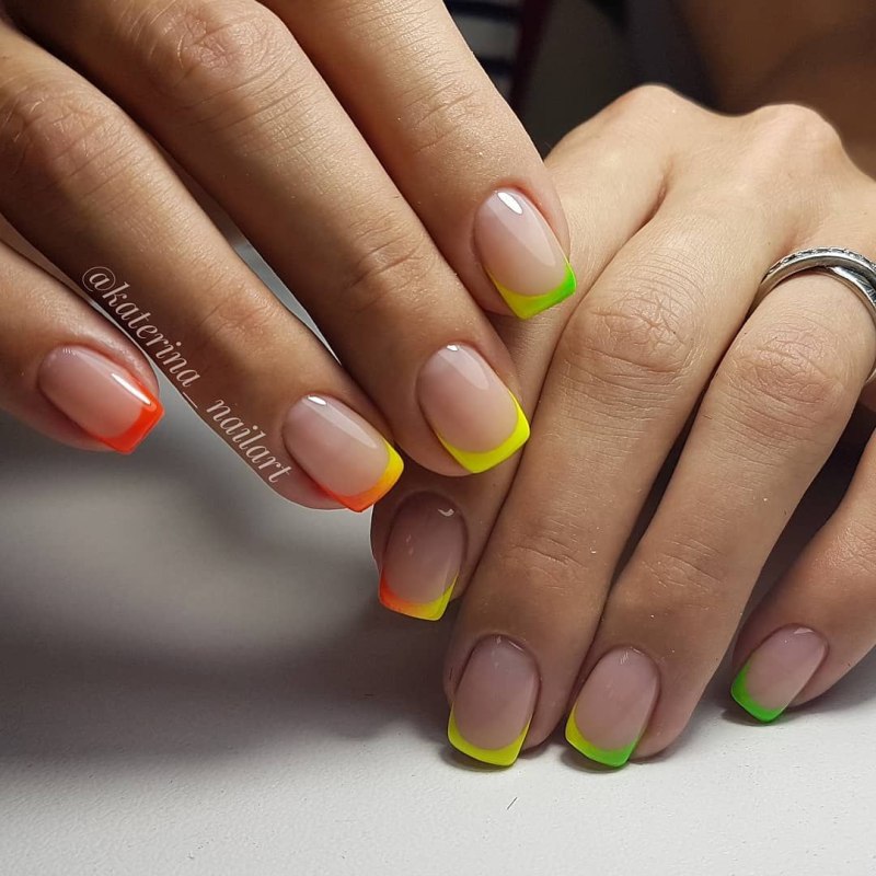 Красивый разноцветный френч