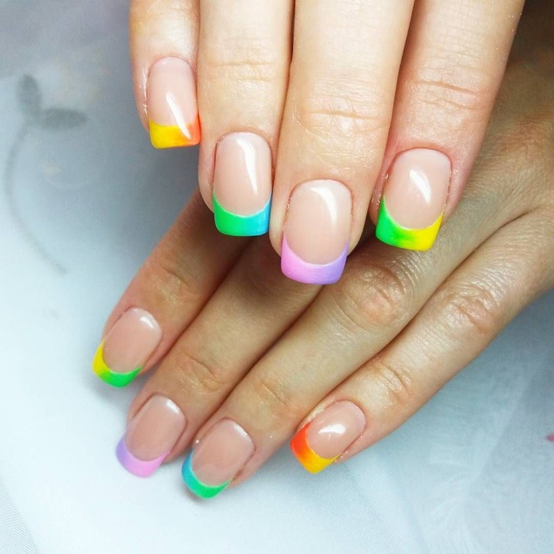 Французский маникюр цветной