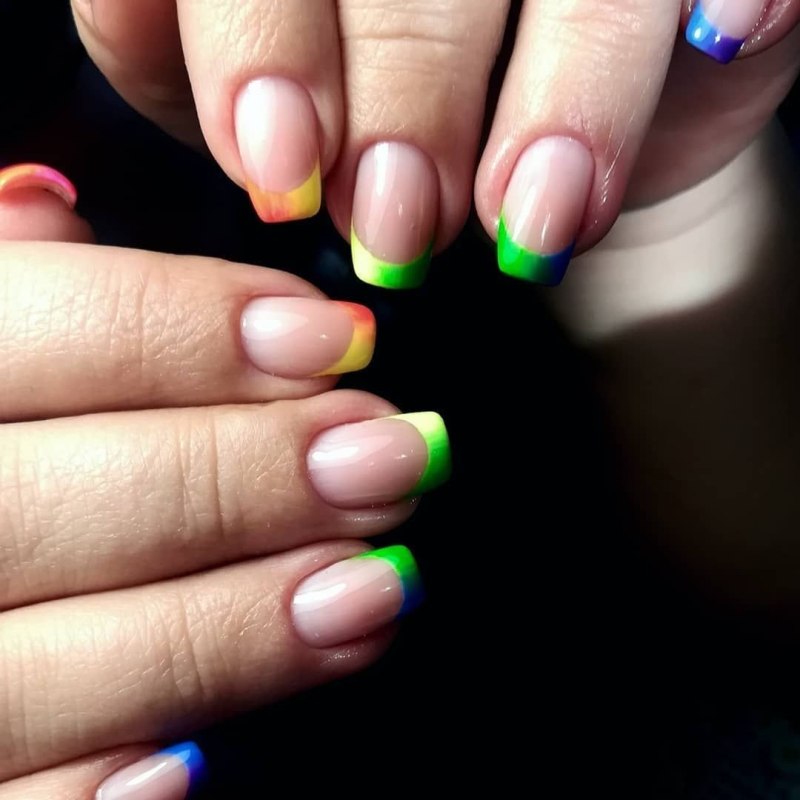 Красивые ногти френч разноцветный с желтые новинки лета 2022