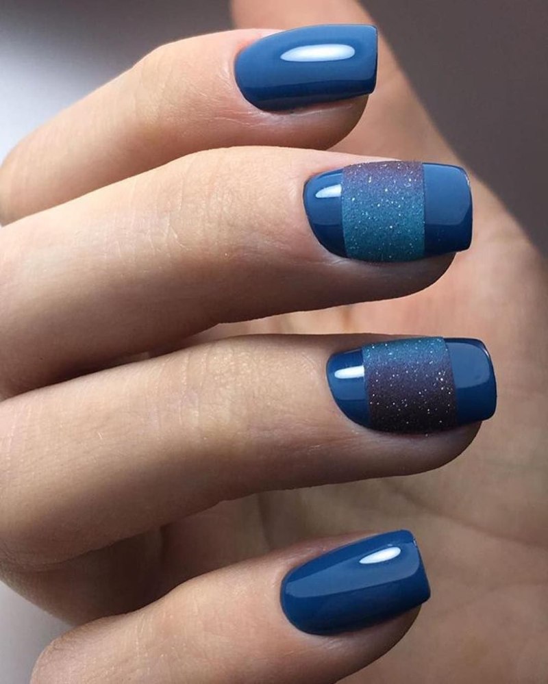 Маникюр на короткие миндальные ногти синие