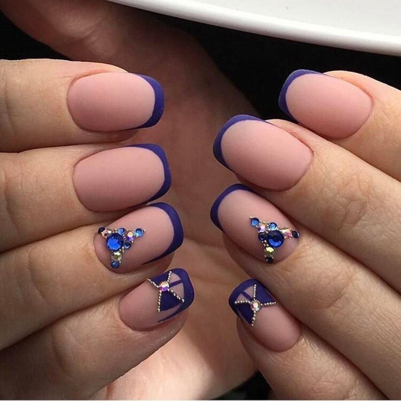 Синий маникюр 2021