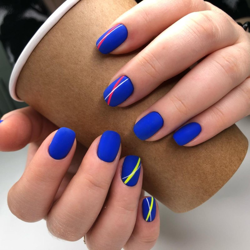 Синий матовый маникюр