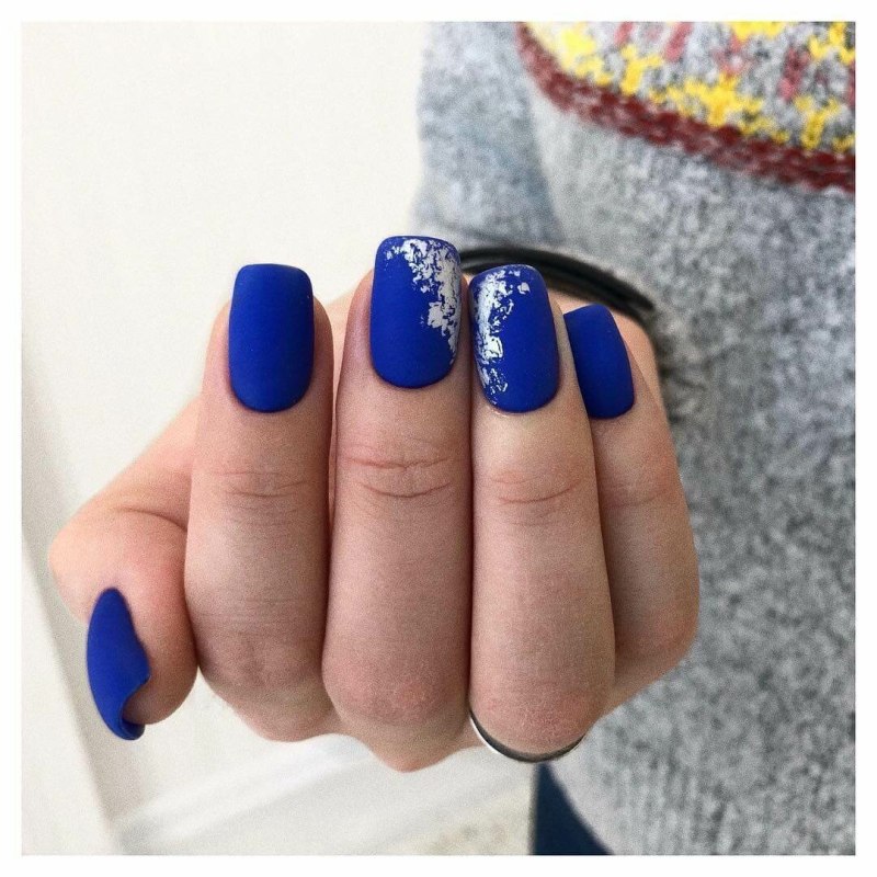 Маникюр синего цвета