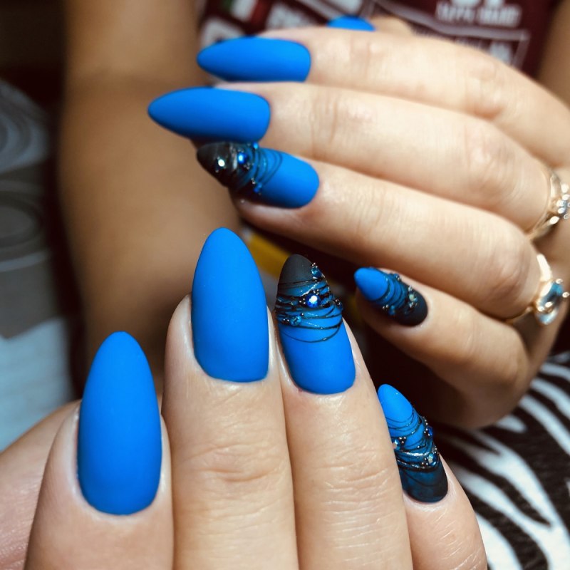 Синий матовый маникюр на длинные ногти
