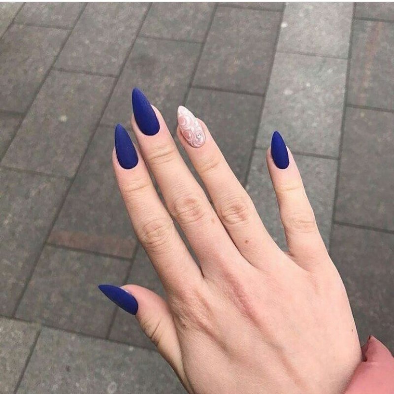 Синие ногти со стразами