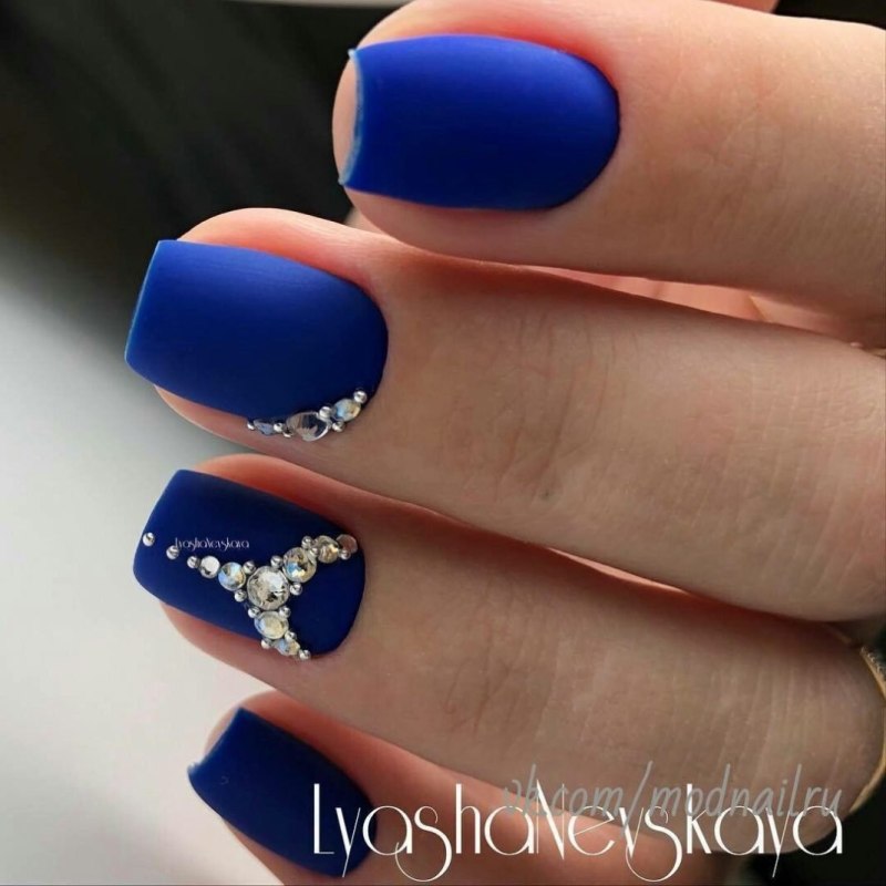 Синий матовый маникюр