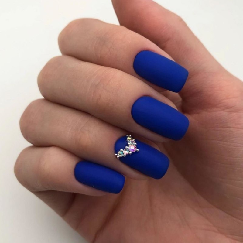 Синий матовый маникюр на длинные ногти