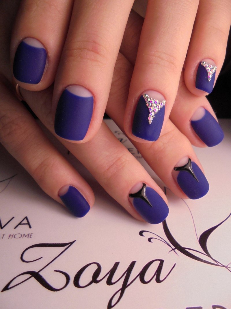 Синий матовый маникюр