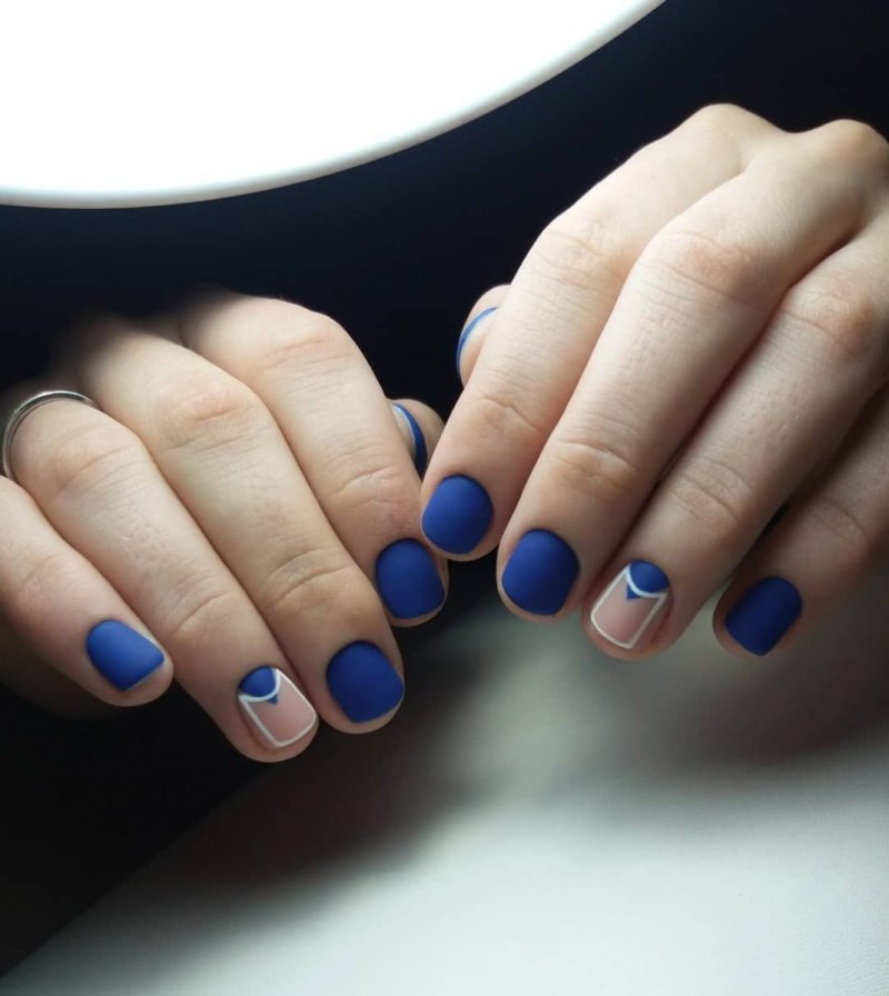 Синий матовый маникюр 2022