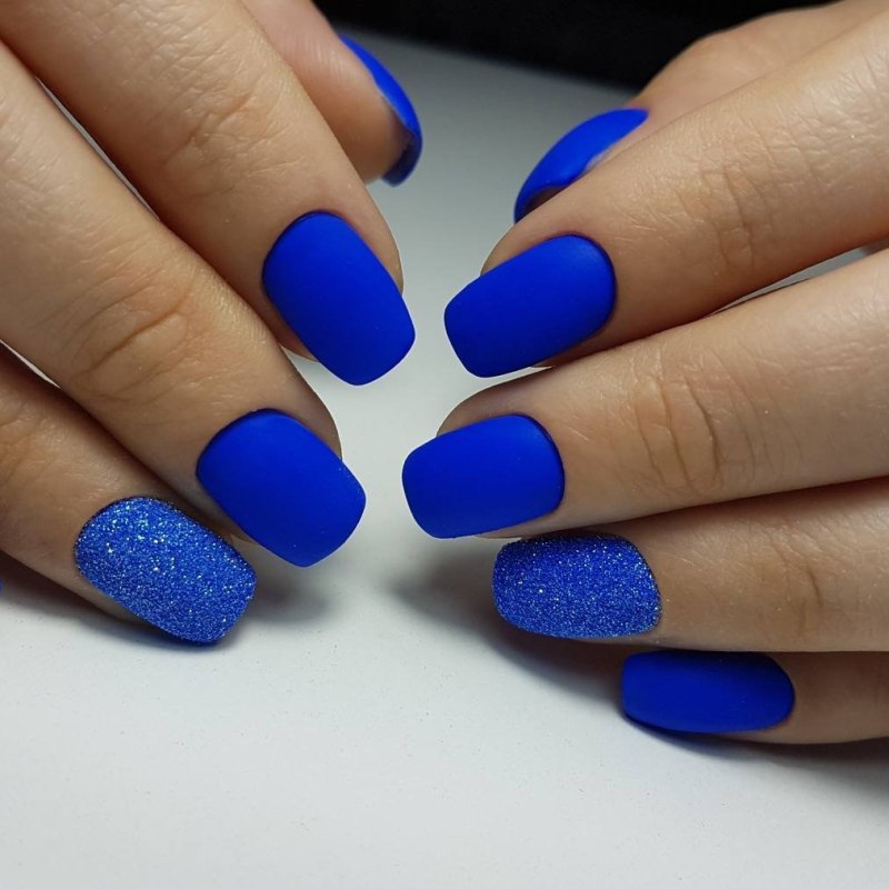 Синий маникюр 2020